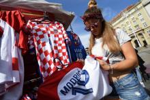 Une supportrice achète un maillot de football aux couleurs de la Croatie à la veille de la finale du Mondial-2018 contre la France, le 14 juillet 2018 à Zagreb