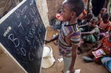 Des enfants apprennent l'alphabet dans une école de fortune du camp de Badbado pour personnes déplacées, le 25 juin 2018 à Mogadiscio, en Somalie