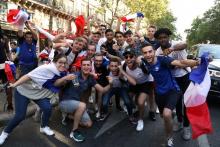 Plusieurs centaines de personnes fêtent sur les Champs Elysées la qualification de la France en demi finale du Mondial le 6 juillet 2018