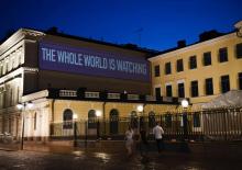 "Le monde entier regarde" affirme le 16 juillet 2018 une projection de l'ONG HRC sur le palais présidentiel d'Helsinki avant le sommet Poutine-Trump projection du groupe US President Donald Trump and 