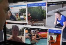 Un journaliste regarde des vidéos de plusieurs incidents postées sur les réseaux sociaux pour dénoncer le profilage racial à l'encontre des personnes de couleur aux Etas-Unis, le 11 juillet 2018 à Was