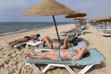 Des touristes sur une plage tunisienne à Nabeul le 1er juillet 2018