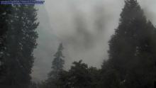 Photo fournie par le National Park Service le 17 juillet 2018 montrant la fumée au-dessus des arbres du parc Yosemite en Californie