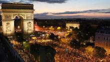Les Champs-Elysées investis par les supporters de l'équipe de France lors de sa victoire en demi-finales du Mondial, le 10 juillet 2018