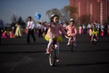 Des enfants en monocycle lors du lancement du Festival artistique de l'amitié du printemps, le 11 avril 2018 à Pyongyang, en Corée du Nord