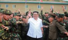 Photo non datée et non située fournie par l'agence officielle nord-coréenne Kcna du leader Kim Jong Un en visite dans l'unité 1524 de l'armée nord-coréenne