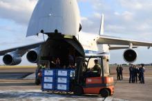 Chargement d'aide humanitaire à destination de la Syrie à bord d'un Antonov russe le 20 juillet à Châteauroux dans le centre de la France