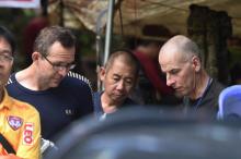Les deux plongeurs britanniques John Volanthen (g) et Richard Stanton (d) qui ont retrouvé les douze enfants piégés dans la grotte de Tham Luang avec leur entraîneur de football, le 3 juillet 2018 à M