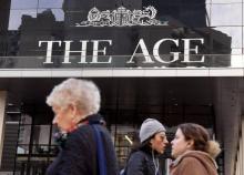 Passants devant l'immeuble du journal "The Age", propriété du groupe Fairfax, à Melbourne (Australie), le 26 juillet 2018