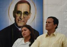 Cecilia Flores de Rivas (g), qui aurait échappé à une mort en couche grâce à un "miracle" attribué à Mgr Oscar Romero, et son mari Alejandro Rivas, lors d'une conférence de presse, le 13 juillet 2018 
