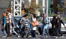 Des Iraniennes descendent d'un bus dans une rue de Téhéran, le 27 avril 2016