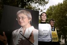 Un portrait de la journaliste russe assassinée Anna Politkovskaya brandi par un membre de l'Acat (Action des chrétiens pour l'abolition de la torture) lors d'une manifestation d'hommage, à Paris le 6 