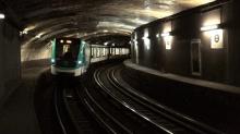 Une rame de métro entre en station à Paris le 4 octobre 2010