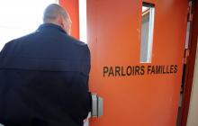 Un gardien de prison tient la porte d'un parloir de la prison de Lille-Annœullin