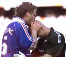 Le baiser de Laurent Blanc sur le crâne chauve de Fabien Barthez lors du match face au Paraguay au Mondial-98, le 28 juin 2018 à Lens