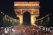Avenue des Champs-Elysées, le 12 juillet 1998 à Paris, où des milliers de personnes sont venues fêter la victoire de l'équipe de France en finale de la Coupe du monde et admirer une projection géante 