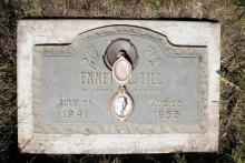 La tombe du jeune Emmett Till, au cimetière Burr Oak Cemetery à Aslip, dans l'Etat de l'Illinois, en mai 2005