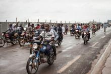 Des motos-taxis en convoi dans une rue de Bangui, le 7 mai 2018 en Centrafrique
