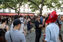 Des personnes manifestent à Paris place de la Contrescarpe, là où l'ex-collaborateur de l'Elysée, Alexandre Benalla, avait été filmé molestant deux manifestants, le 27 juillet 2018