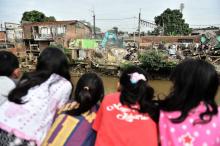 Des filles regardent des travaux de démolition à Jakarta le 28 septembre 2016