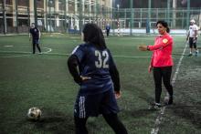 L'arbitre Mona Atalla, en rouge, lors d'un match de football féminin au Caire le 3 juin 2018