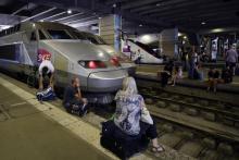 Des voyageurs attendent la reprise du trafic à la gare de Montparnasse, après un incendie sur un poste électrique, le 27 juillet 2018 à Paris