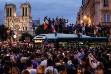 Les Parisiens célèbrent la victoire de l'équipe de France face à la Belgique, dans une fan zone du centre de Paris, le 10 juillet 2018