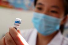 Une infirmière prépare une injection de vaccin contre la rage, le 24 juillet 2018 dans un centre médical de Huaibei, dans l'est de la Chine