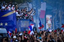 La foule attend l'arrivée des Bleus sur les Champs-Elysées à Paris, le 16 juillet 2018