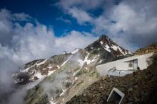 Vue sur le musée qui reconstitue l'univers de James Bond dans les montagnes de Tyrol, en Autriche, le 13 juillet 2018