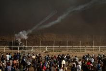 Les forces israéliennes tirent des gaz lacrymogènes contre des protestataires palestiniens le 27 juillet 2018 près de la barrière séparant Israël de la bande de Gaza