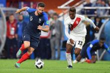 Olivier Giroud (G) et le Péruvien Pedro Aquino (D) lors du match France-Pérou à Ekaterinbourg en Russie Ekaterinburg le 21 juin 2018