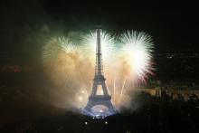 Le feu d'artifice du 14 juillet 2017 devant la tour Eiffel.