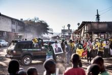 Deux soldats zimbabwéens cagoulés crient des ordres à des vendeurs de rue et des changeurs de billets, lors d'une patrouille dans les rues de Harare, le 2 août 2018