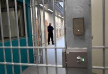 Un surveillant dans un couloir de la prison de la Santé à Paris le 28 juin 2018