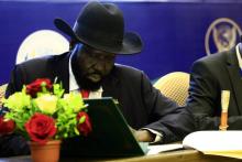 Le président du Soudan du Sud Salava Kiir signe un accord de partage du pouvoir à Khartoum le 5 août 2018