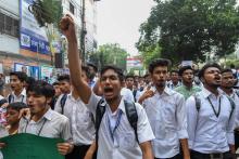 Des étudiants manifestent à Dacca après la mort de deux jeunes percutés par un bus qui roulait trop vite, le 4 août 2018 au Bangladesh