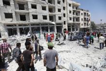 Photo des destructions après l'explosion d'une voiture piégée le 2 août 2018 à Idleb dans le nord-ouest syrien, théâtre de luttes intestines entre factions insurgés