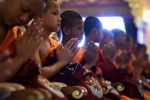 Les enfants thaïlandais rescapés d'une grotte inondée assistent à une cérémonie marquant la fin de leur retraite dans un monastère bouddhiste, le 4 août 2018 au temple Wat Phra That Doi Tung de Mae Sa
