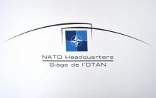 L'Otan, dont le logo est ici photographié à Bruxelles le 19 avril 2018, a ouvert une enquête après la mort d'au moins neuf policiers afghans