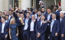 Emmanuel et Brigitte Macron posent avec les Bleus champions du monde à l'Elysée, le 16 juillet 2018