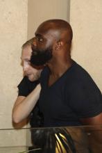 Le rappeur français Kaaris est escorté par la police au tribunal de Créteil, dans la banlieue de Paris, le 3 août 2018