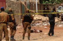 Les forces de sécurité burkinabés devant le corps d'un jihadiste présumé tué dans un raid à Ouagadougou, le 22 mai 2018
