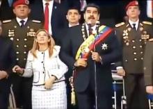 Capture d'image d'une vidéo de la télévision vénézuélienne montrant le président Nicolas Maduro et son épouse Cilia Flores (g), lors d'une cérémonie militaire, le 4 août 2018 à Caracas, au cours de la