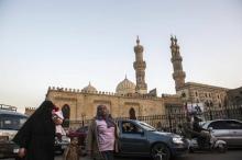 Des Egyptiennes passent devant la mosquée Al-Azhar du Caire, le 7 mars 2018