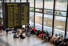 Confrontés à la grève de Ryanair, des passagers prennent leur mal en patience à l'aéroport de Schönefeld à Berlin, le 10 août 2018