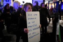 Une femme brandit un panneau pendant une manifestation appelant au changement de l'âge légal du consentement sexuel, le 14 novembre 2017 à Paris