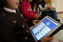 Des enfants font des exercices de lecture sur des tablettes tactiles, au Havre, le 22 février 2016