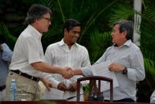 Le représentant du gouvernement colombien Gustavo Bell (g) et le négociateur en chef de l'ELN Pablo Beltran (droite) se serrent la main avant le début du sixième cycle des négociations entre gouvernem