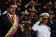 Le président vénézuélien Nicolas Maduro (G) le 4 août 2018 à Caracas lors d'une cérémonie militaire au cours de laquelle il est sorti indemne d'un attentat aux drones